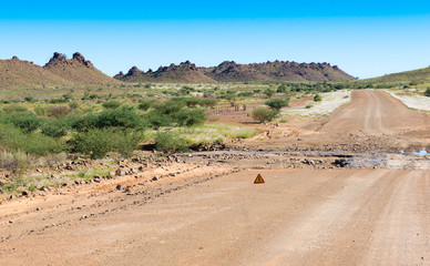 Straßenschäden durch Regen an einer namibischen Piste im Süden Namibias bei Karasburg