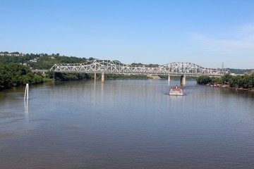 Obraz premium The bridge connecting Kentucky to Ohio.