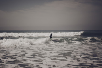cabalgando las olas del mar