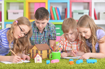 Naklejka premium Group of children drawing with pencils