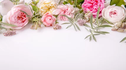 Poster de jardin Roses Beau bouquet de fleurs roses anglaises sur fond blanc