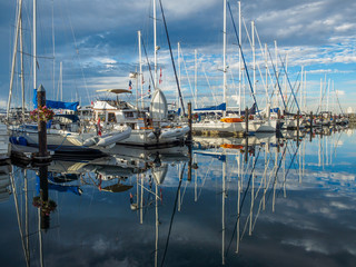 Obraz na płótnie Canvas Yachts moored at the marina, sunny day