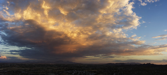 Obraz premium Złota panorama chmur nad górami Rincon HDR Tucson Arizona DBL Whopper