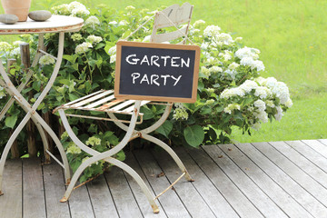 alter Stuhl mit Tafel: Gartenparty