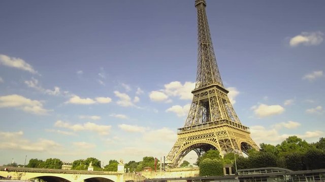 Eiffel tower looking from the ship
船上から眺めるエッフェル塔