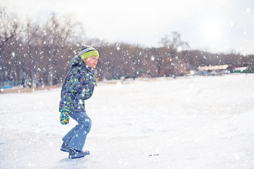 Fototapeta na wymiar happy boy playing in the snow