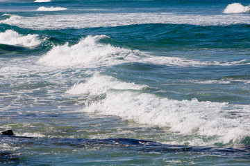 Fototapeta premium Waves spashing on to rocky beach