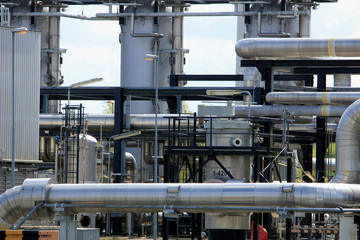 Large metal silos in an industrial factory © Studio Porto Sabbia