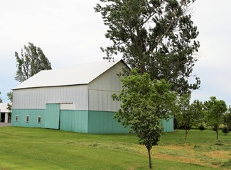 Obraz premium Two-toned colored barn in rural countryside