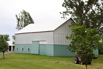 Fototapeta na wymiar Two-toned colored barn in rural countryside