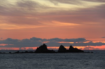 真鶴半島から三ツ石に昇る朝日と朝焼け