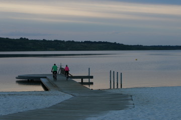 Pärchen mit Fahrrad am See