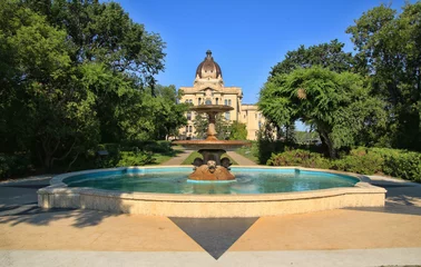 Papier Peint photo Fontaine Water fountain in Wascana Park in Regina, Saskatchewan, Canada with the provincial legislative building in the background.