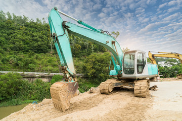 Obraz premium Heavy earth mover with blue sky in the background