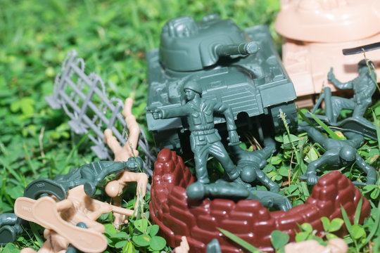 Plastic toy soldiers are doing war
