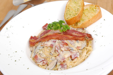 spaghetti carbonara with bacon