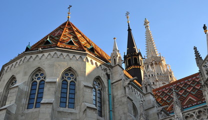 Matthiaskirche auf dem Schlossberg vor strahlend blauem wolkenlosen Himmel