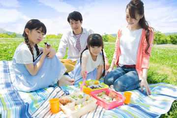 ピクニックをする家族