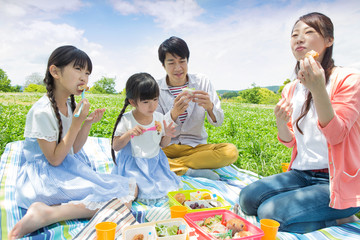 ピクニックをする家族
