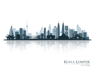 Fototapeta premium Kuala Lumpur, niebieska sylwetka panoramę z odbiciem. Ilustracji wektorowych.