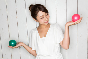 比較する女性