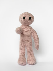 Häkelmännchen zeigt auf Betrachter