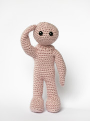 Häkelmännchen kratzt sich am Kopf