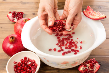 Seeding a pomegranate