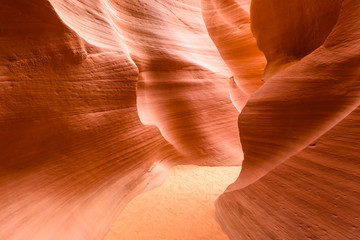 Pad door Antelope Canyon - gelegen op Navajo-land in de buurt van Page, Arizona, VS - prachtige gekleurde rotsformatie in slotcanyon in het Amerikaanse zuidwesten
