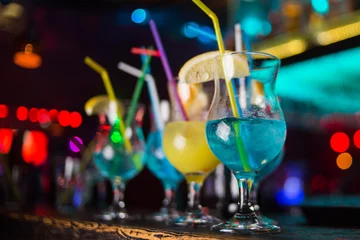 Foto auf Acrylglas Bar Several alcoholic cocktails
