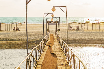 Naklejka premium Wooden pedestrian bridge to the sea.