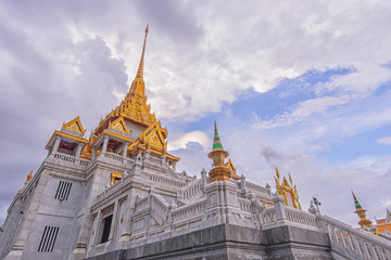Fototapeta premium Wat Traimitr Withayaram with cloud storm on the sky