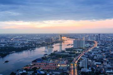 Obraz premium Sunset Scene of Chao Phraya river in Bangkok