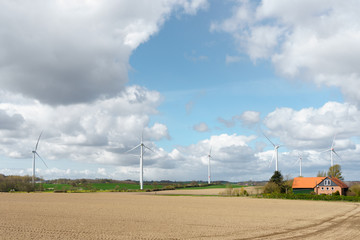 Wohnhaus auf dem Lande von Windkraftanlagen eingeschlossen