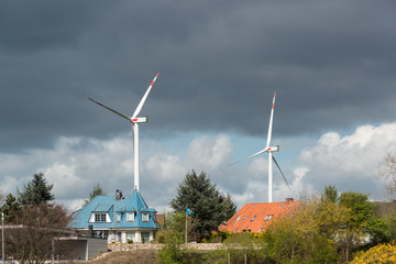 Windkraftanlagen direkt neben Wohnhäusern