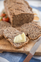 Vollkornbrot mit Butter und Schnittlauch 