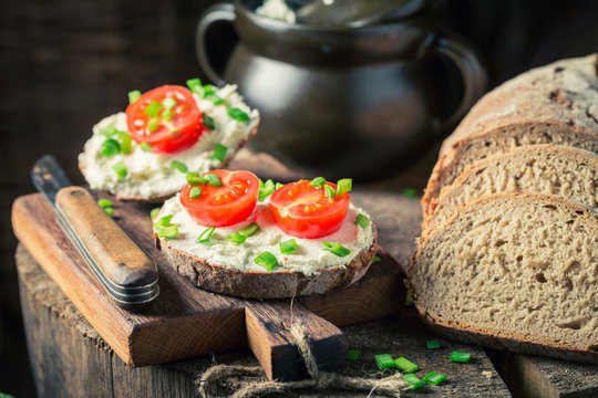 Sandwich with fromage cheese, chive and cherry tomatoes