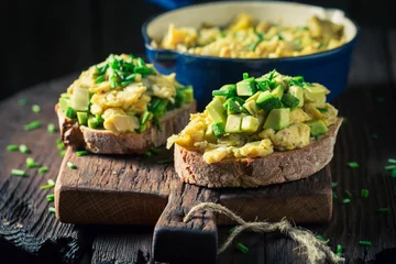 Papier Peint photo Lavable Oeufs sur le plat Fried eggs with avocado and chive on wooden table