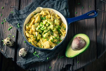 Photo sur Plexiglas Oeufs sur le plat Closeup of tasty fried eggs with avocado and chive