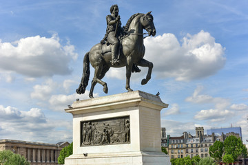 Fototapeta na wymiar Henry IV Statue - Paris, France