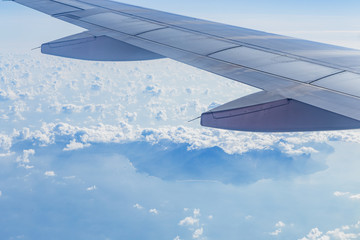 Obraz na płótnie Canvas airplane wing and cloud