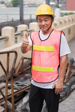 construction worker givning thumb up gesture