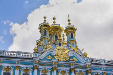 Fototapeta na wymiar The Golden domes of the Church of the resurrection. Pushkin. Catherine Palace