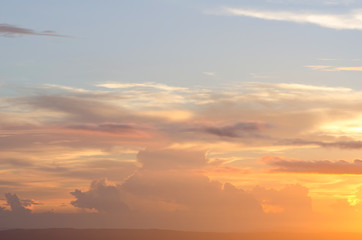 Obraz na płótnie Canvas Sunset makes the sky a beautiful golden yellow.