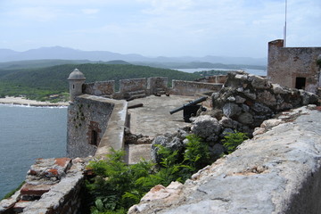 Fototapeta na wymiar Bastion im Castillo de San Pedro de la Roca mit Bucht und Küste