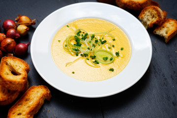 Gemüsecremsuppe mit Porree und weißbrot
