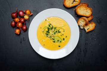 Gemüsecremsuppe mit Porree und weißbrot