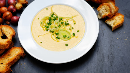 Gemüsecremsuppe mit Porree und weißbrot