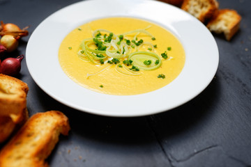 Gemüsecremsuppe mit Porree und weißbrot