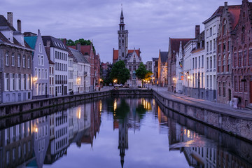 Fototapeta premium Jan van Eyckplein, stare miasto w Brugii, Belgia podczas zachodu słońca.